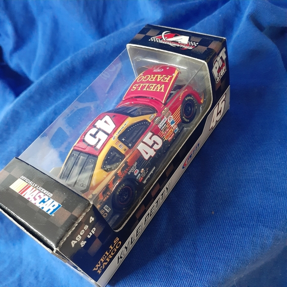💯RARE Nascar 2007 #45 Wells Fargo Car Kyle Petty 1:64 Pit Stop $12.50 🇨🇦 Ship - Picture 8 of 16